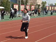 形容在赛场上驰骋拼搏的句子